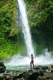 Costa Rica, Arenal Volcano National Park, Frau am Wasserfall von La Fortuna - KIJF01857