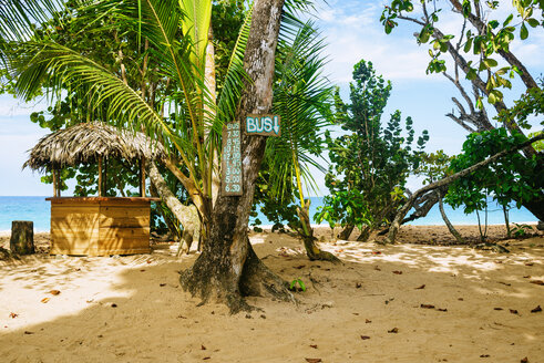 Panama, Bocas del Toro, Bushaltestelle am Bluff-Strand - KIJF01865