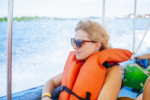 Panama, Frau mit Schwimmweste in einem Boot sitzend - KIJF01867