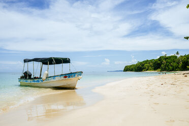 Panama, Bocas del Toro, Cayo Zapatilla, Boat moored at the beach - KIJF01871