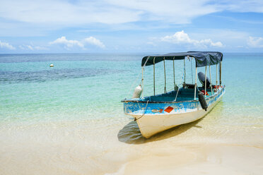 Panama, Bocas del Toro, Cayo Zapatilla, Boat moored at the beach - KIJF01872