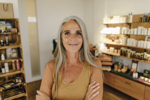 Porträt einer lächelnden Geschäftsfrau in ihrem Laden - KNSF03516