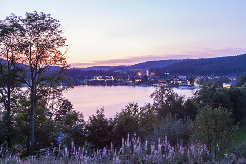 Deutschland, Baden-Württemberg, Schwarzwald, Titisee-Neustadt am Titisee in der Abenddämmerung, lizenzfreies Stockfoto