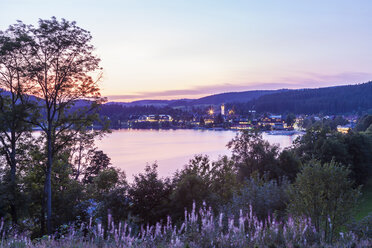 Deutschland, Baden-Württemberg, Schwarzwald, Titisee-Neustadt am Titisee in der Abenddämmerung - WDF04267