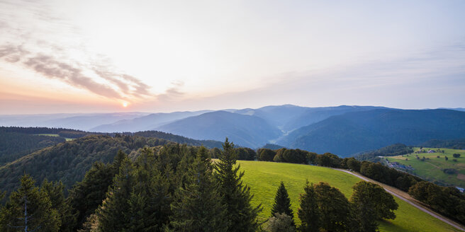 Deutschland, Baden-Württemberg, Schwarzwald, Blick vom Schauinsland am Morgen - WDF04275