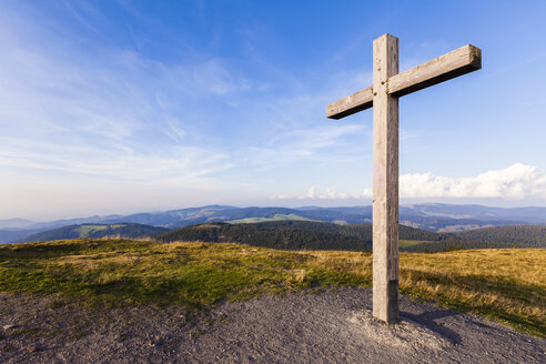 Deutschland, Baden-Württemberg, Schwarzwald, Gipfelkreuz auf dem Belchen - WDF04282