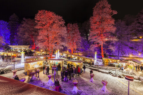 Germany, Bad Wildbad, lighted Christmas market at spa park - WDF04293