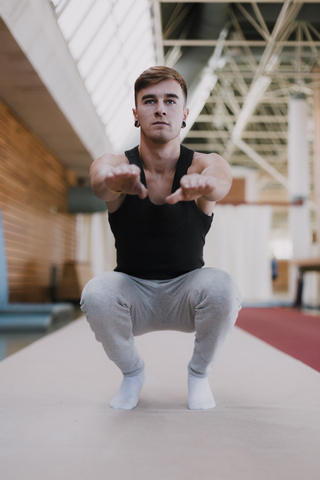 Junger Mann trainiert im Fitnessstudio, lizenzfreies Stockfoto