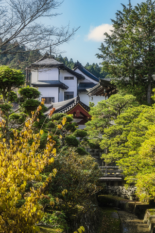 Japan, Koya-san, Gebäudehülle und Park, lizenzfreies Stockfoto