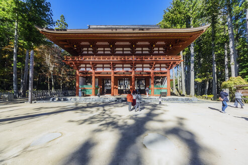 Japan, Koya-san, Menschen am Tempelgebäude - THAF02079