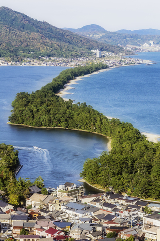 Japan, Präfektur Kyoto, Blick auf Amanohasidate mit Sandbank und Meer, lizenzfreies Stockfoto