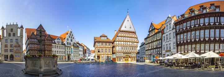 Deutschland, Hildesheim, Marktplatz mit Rolandsbrunnen und Fleischerinnungshalle - PUF01081