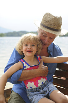 Porträt eines kleinen Mädchens im Ruderboot mit ihrem Großvater - ECPF00146