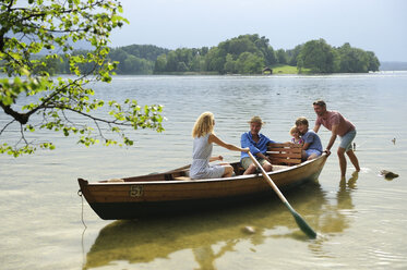 Deutschland, Bayern, Murnau, Familie im Ruderboot am Seeufer - ECPF00147