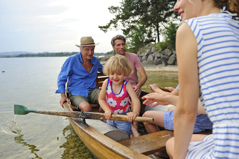 Deutschland, Bayern, Murnau, glückliches kleines Mädchen mit ihrer Familie im Ruderboot am Seeufer - ECPF00149