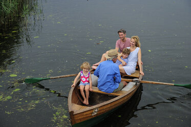 Glückliche Familie im Ruderboot auf dem See - ECPF00152