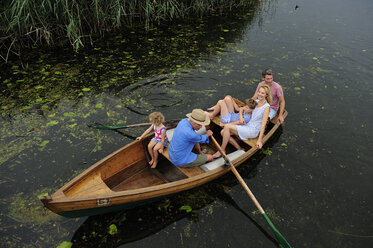 Familie im Ruderboot auf dem See - ECPF00153