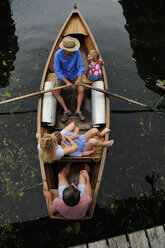 Familie im Ruderboot, Ansicht von oben - ECPF00154