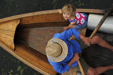 Glückliches kleines Mädchen mit ihrem Großvater im Ruderboot, Ansicht von oben - ECPF00155