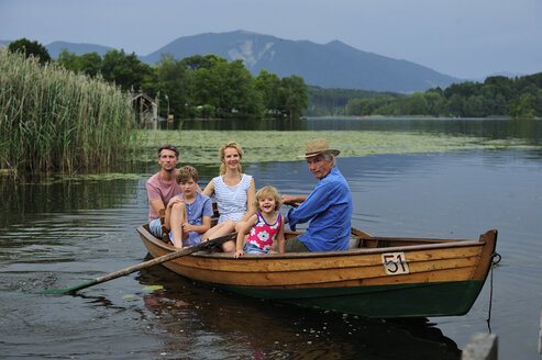 Deutschland, Bayern, Murnau, Gruppenbild der Familie im Ruderboot auf dem Staffelsee - ECPF00156