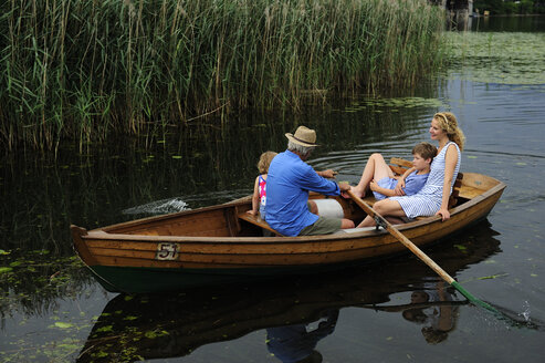 Familie im Ruderboot auf dem See - ECPF00158