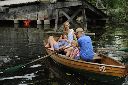 Glückliche Familie im Ruderboot auf dem See - ECPF00159