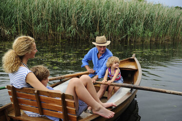 Familie im Ruderboot auf dem See - ECPF00160