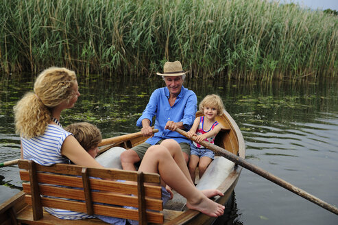 Familie im Ruderboot auf dem See - ECPF00161