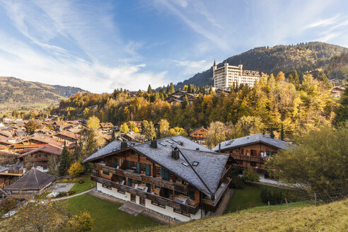 Schweiz, Kanton Bern, Gstaad, Stadtbild mit Gstaad Palace Hotel - WDF04296