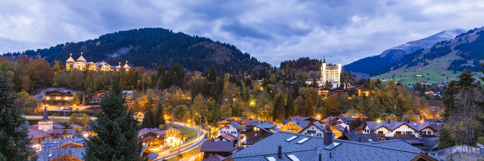 Schweiz, Kanton Bern, Gstaad, Stadtbild mit Gstaad Palace Hotel in der Abenddämmerung - WDF04299