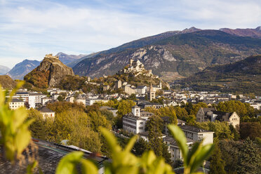 Schweiz, Kanton Waadt, Sitten, Stadtbild mit Schloss Tourbillon, Notre-Dame de Valere und Notre Dame du Glarier - WDF04307