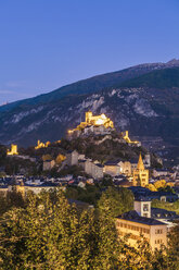 Schweiz, Kanton Waadt, Sitten, Stadtbild mit Notre-Dame de Valere und Notre Dame du Glarier in der Abenddämmerung - WDF04310