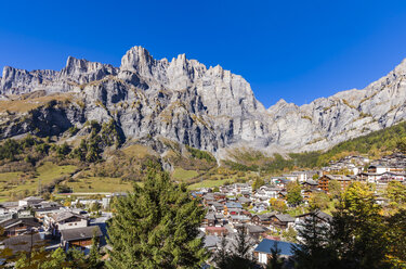Schweiz, Wallis, Leukerbad, Stadtbild mit Bergmassiv - WDF04314
