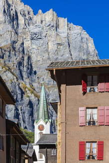 Schweiz, Wallis, Leukerbad, Kirche, Haus und Bergmassiv Leeshoerner - WDF04315