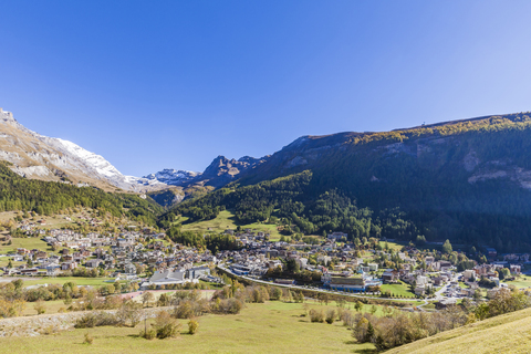 Schweiz, Wallis, Leukerbad, Stadtbild mit Bergmassiv, lizenzfreies Stockfoto