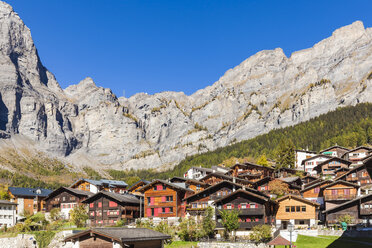 Schweiz, Wallis, Leukerbad, Häuser und Bergmassiv - WDF04319