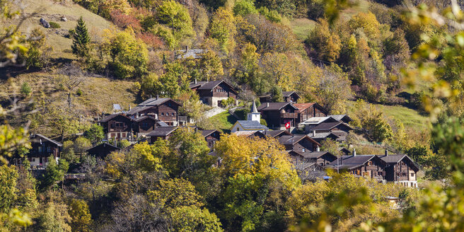 Schweiz, Wallis, Tschingeren, Häuser im Bergdorf - WDF04320
