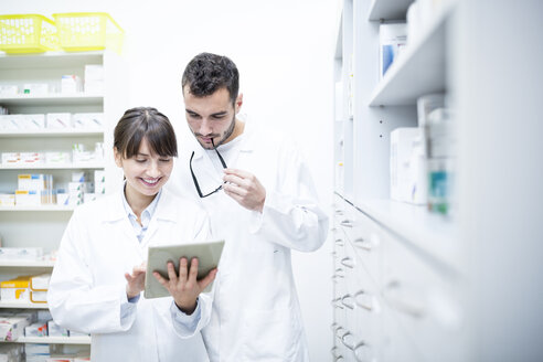 Zwei Apotheker verwenden Tabletten in der Apotheke - WESTF23918