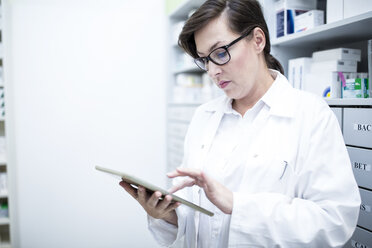 Pharmacist using tablet in pharmacy - WESTF23922