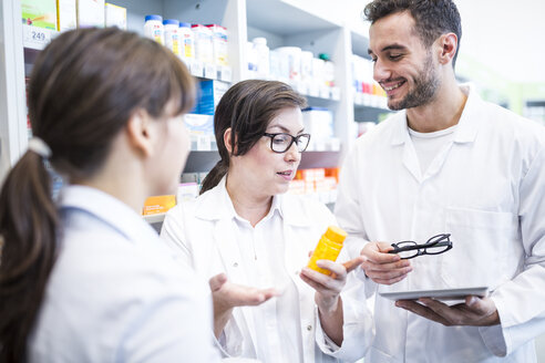 Zwei Pharmazeuten beraten Kunden in der Apotheke - WESTF23948