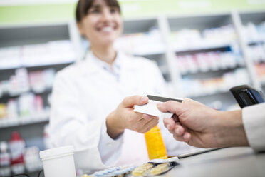Customer paying cashless in a pharmacy - WESTF23968