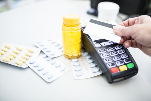 Bargeldlose Bezahlung von Medikamenten in einer Apotheke - WESTF23975
