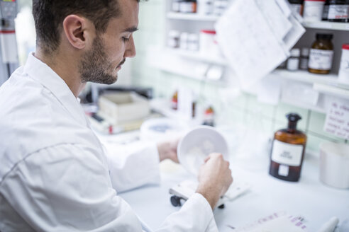 Ein Mann bereitet Medikamente im Labor einer Apotheke vor - WESTF24022