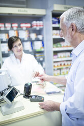 Kunde zahlt bargeldlos in einer Apotheke - WESTF24028