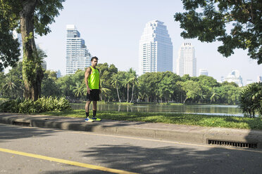 Läufer beim Training auf der Straße im Stadtpark - SBOF01139