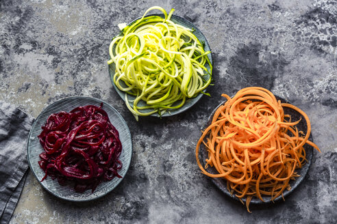 Schüssel mit Zoodles und Schüsseln mit Karotten- und Rote-Bete-Spaghetti - SARF03468