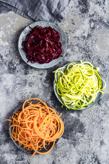 Schüssel mit Zoodles und Schüsseln mit Karotten- und Rote-Bete-Spaghetti - SARF03469