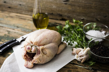 Ungekochtes Hähnchen mit Petersilie und Knoblauch, Olivenöl, Pfeffer und Salz - GIOF03728