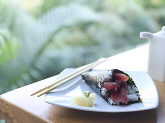 Japanisches Sushi: Thunfisch-Handrolle - Thunfischfleisch und Sushi-Reis in Algen eingewickelt. - ABAF02194