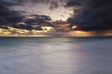Karibik, Dominikanische Republik, Punta Cana, Playa Bavaro, Blick auf das Meer bei Sonnenaufgang - GFF01052